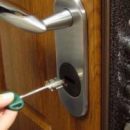 Как поменять личинку замка входной двери самостоятельно